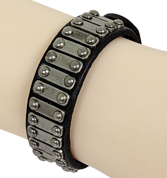 Armband aus schwarzem Leder mit schmalen Metallplatten und Schnallenverschluß Lederarmband